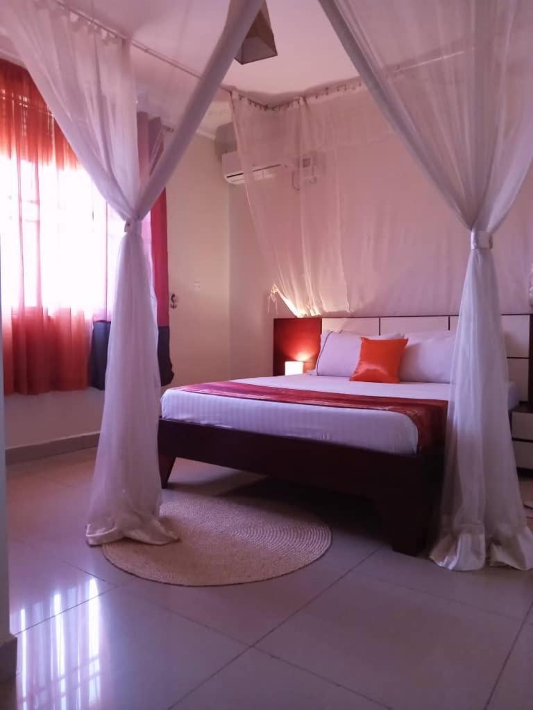 The Abode Apartments Lake View & Breakfast Suite Near Beach 엔테베 외부 사진