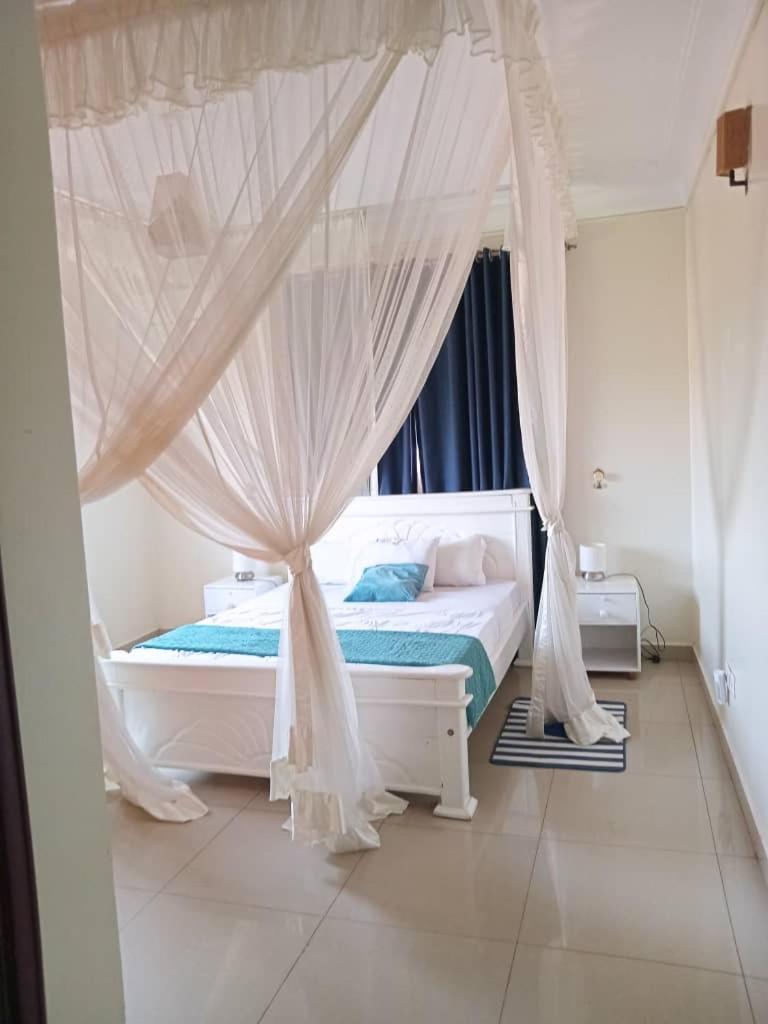 The Abode Apartments Lake View & Breakfast Suite Near Beach 엔테베 외부 사진