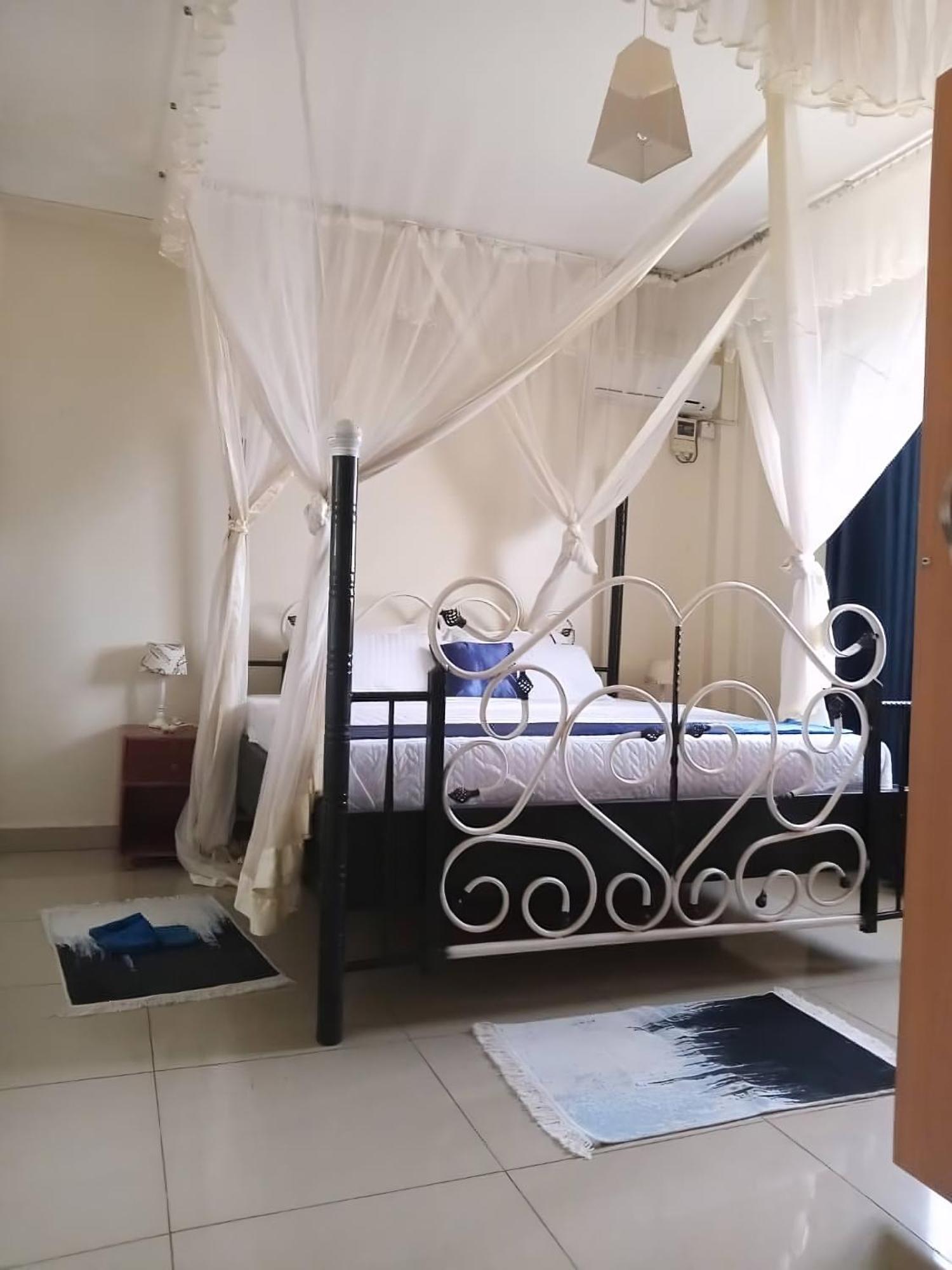 The Abode Apartments Lake View & Breakfast Suite Near Beach 엔테베 외부 사진