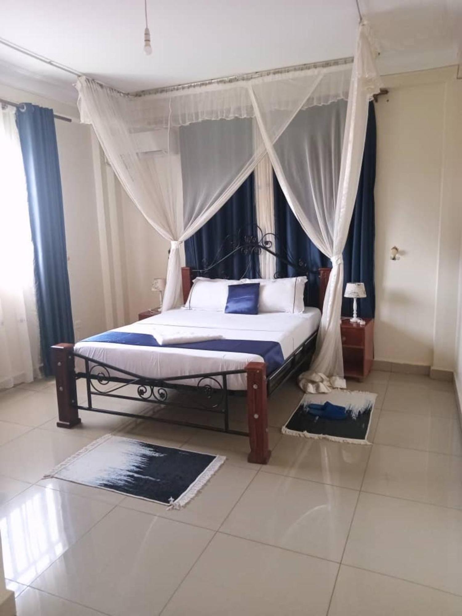 The Abode Apartments Lake View & Breakfast Suite Near Beach 엔테베 외부 사진